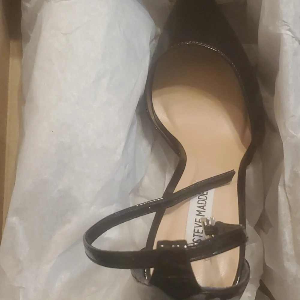 Steve Madden Valid Paten leather heels slightly used - Picture 3 of 4